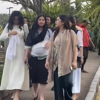 Ziarah ke makam ibu mertua, Annisa melengkapi penampilannya dengan kerudung hitam yang menutup sebagian kepalanya. Penampilan Annisa pun dipuji netizen dengan julukan bumil cantik. “Bumil cuantik masyaallah,” tulis salah satu komentar. Foto: Instagram/@agusyudhoyono