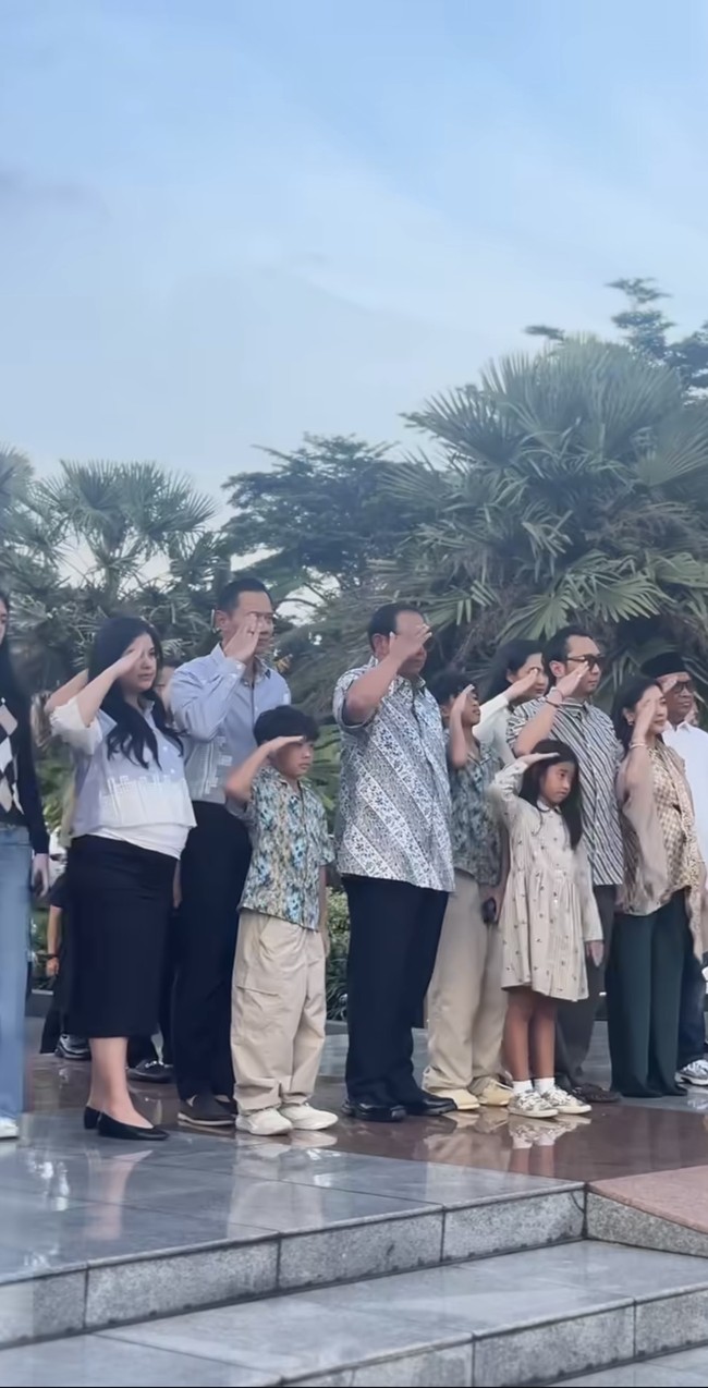 Meski dengan perut yang sudah semakin besar, Annisa tetap terlihat aktif. Ia juga ikut tampil berfoto bersama para anggota keluarga. Foto: Instagram/@agusyudhoyono