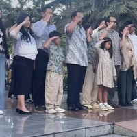 Meski dengan perut yang sudah semakin besar, Annisa tetap terlihat aktif. Ia juga ikut tampil berfoto bersama para anggota keluarga. Foto: Instagram/@agusyudhoyono