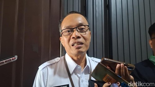 Asisten I Setda Kota Mataram, Lalu Martawang, saat diwawancarai, Rabu (18/2/2026).