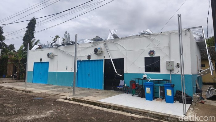 Atap SPPG Mangkang Kulon rusak diterjang angin kencang yang terjadi di Kota Semarang siang tadi, Rabu (18/2/2026).