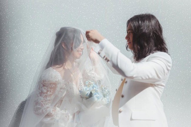 “Did my own makeup,” tulisnya di caption foto Instagram. Foto: dok Ayushita dan Gerald Situmorang