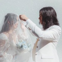 “Did my own makeup,” tulisnya di caption foto Instagram. Foto: dok Ayushita dan Gerald Situmorang