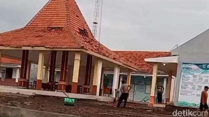 Balai desa di Pasuruan rusak kena angin kencang