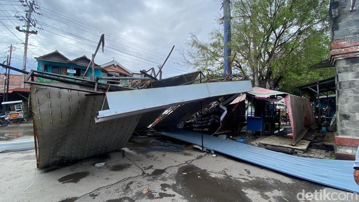 Baliho ambruk di Jalan Empu Tantular, Kelurahan Tanjungmas, Kecamatan Semarang Utara, Kota Semarang, Rabu (18/2/2026).