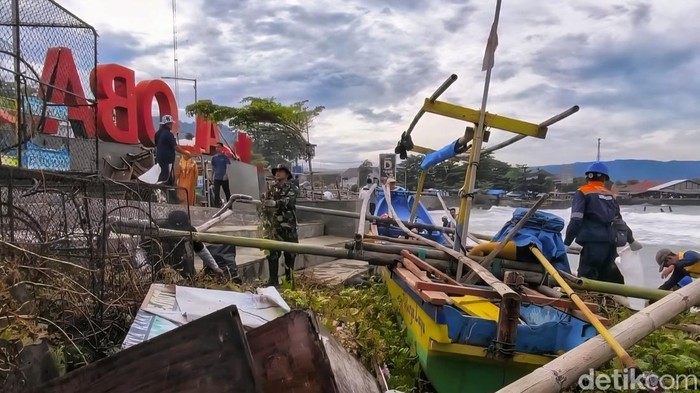 Bangkai perahu di Alun-alun Gadobangkong