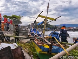 Geram Bupati Asjap Lihat Bangkai Perahu di Gadobangkong: Tertibkan!