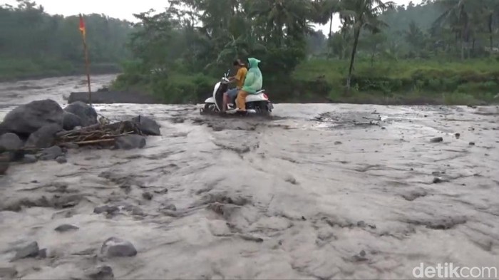 Banjir lahar Gunung Semeru