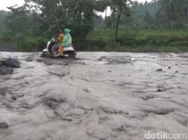Banjir Lahar Gunung Semeru Meluap ke Atas Jembatan