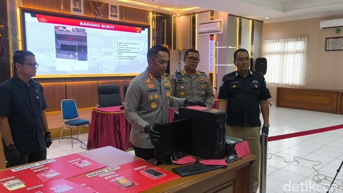 SIM milik sopir bus PO Cahaya Trans kecelakaan maut di Tol Krapyak Semarang dinyatakan palsu. Dua orang pembuat SIM palsu jadi tersangka.