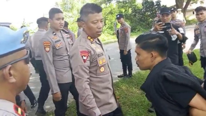 Aliansi Masyarakat Bombana Bersatu menggelar demonstrasi menolak kehadiran perusahaan tambang di Bombana, Sulawesi Tenggara (Sultra).