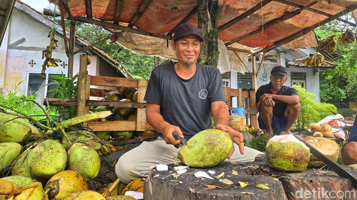 Suherlan alias Bombom sang penjual kelapa muda, mengais rezeki berjualan kelapa saat Ramadan