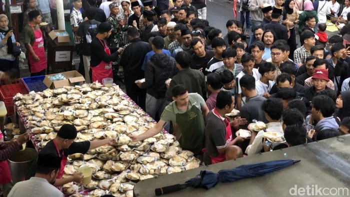 Suasana buka puasa perdana di Kampoeng Ramadan Jogokariyan, Rabu (18/2).