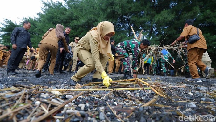 Bupati Banyuwangi Ipuk Fiestiandani memimpin deklarasi dan gerakan bersih pantai untuk akselerasi program Indonesia ASRI di Pantai Grand Watu Dodol.