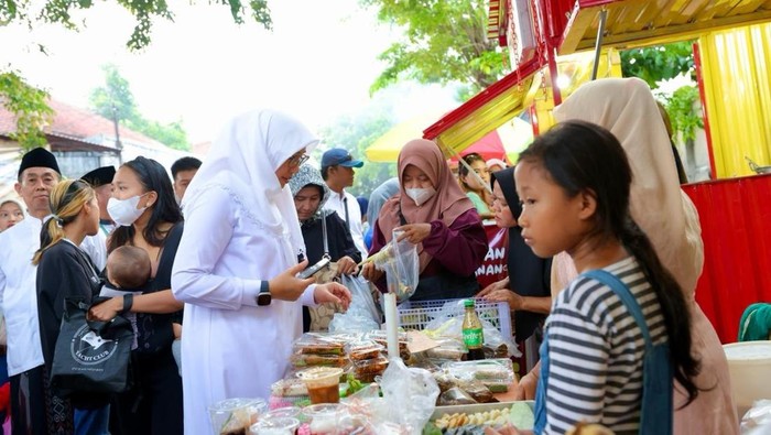 Bupati Banyuwangi Ipuk Fiestiandani mengunjungi  sejumlah UMKM di Bazar Ramadhan
