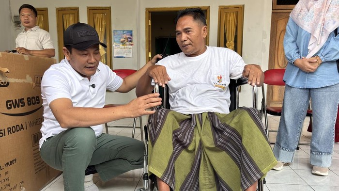 Bupati Subandi saat menyerahkan langsung bantuan kursi roda kepada warga Sidoarjo, Achmad