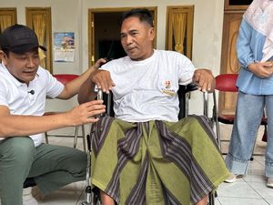 Senangnya Warga Sidoarjo Dapat Bantuan Kursi Roda dari Bupati Subandi