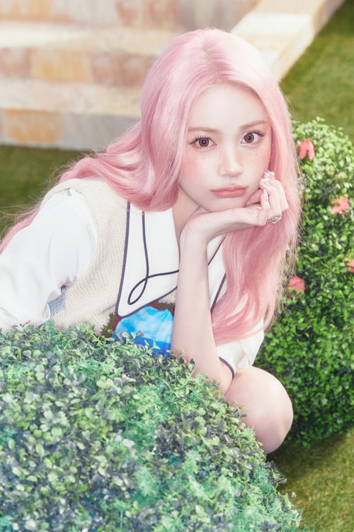 Carmen Hearts2Hearts tampil dengan rambut warna pink untuk comeback.
