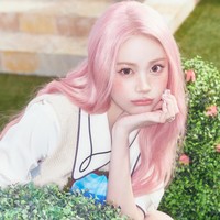 Visual Carmen kini menuai sorotan di forum komunitas online. Tak sedikit netizen Korea yang memuji gadis asal Bali itu terlihat cantik bak boneka hidup. Foto: dok. SM Entertainment