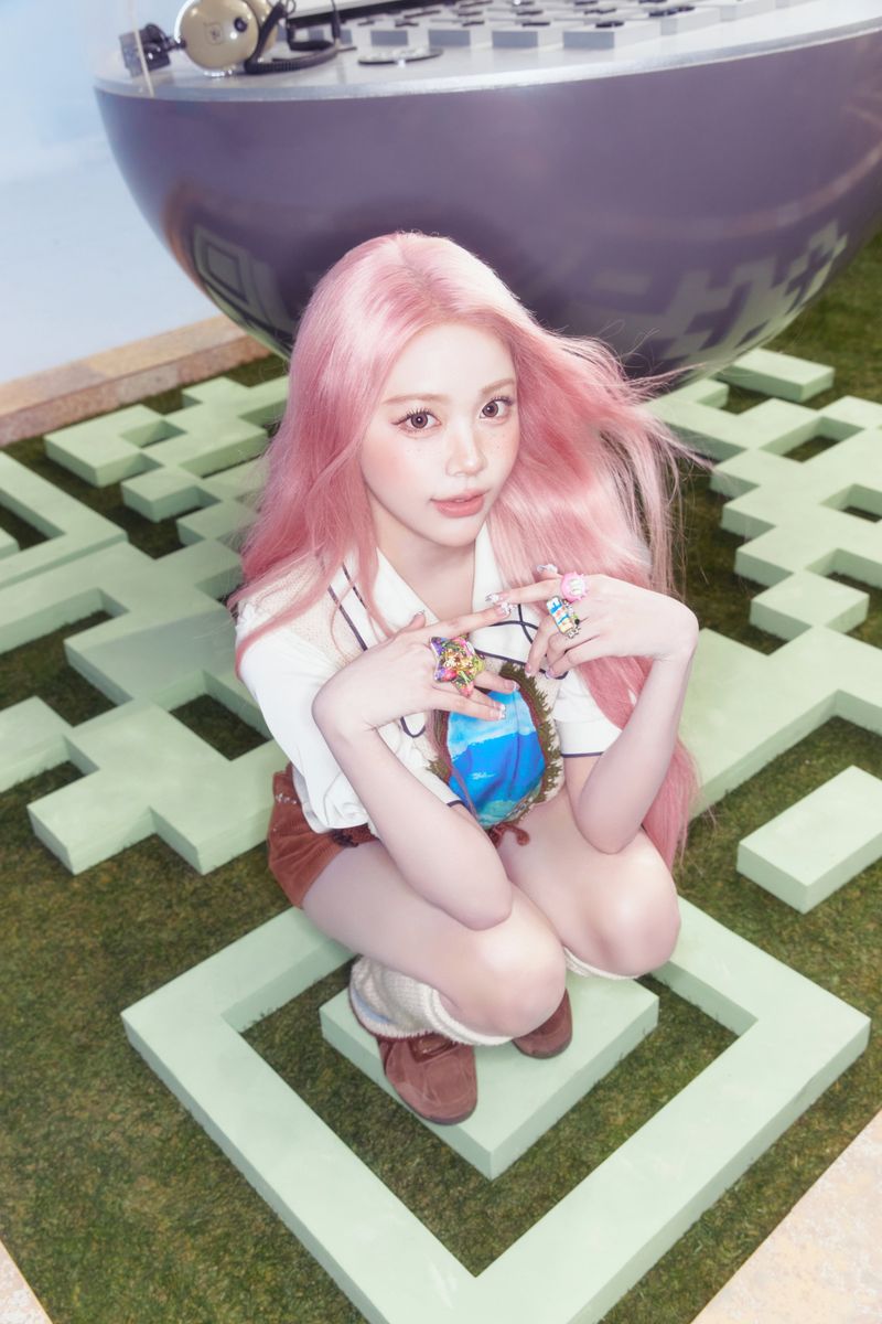 Carmen Hearts2Hearts Carmen Hearts2Hearts tampil dengan rambut warna pink untuk comeback.
