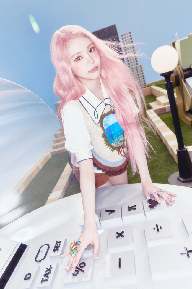 Untuk comeback Hearts2Hearts dengan lagu RUDE!, Carmen berani tampil beda dan mengubah warna rambut hitamnya jadi strawberry pink. Foto: dok. SM Entertainment