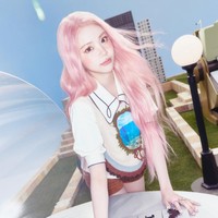 Untuk comeback Hearts2Hearts dengan lagu RUDE!, Carmen berani tampil beda dan mengubah warna rambut hitamnya jadi strawberry pink. Foto: dok. SM Entertainment