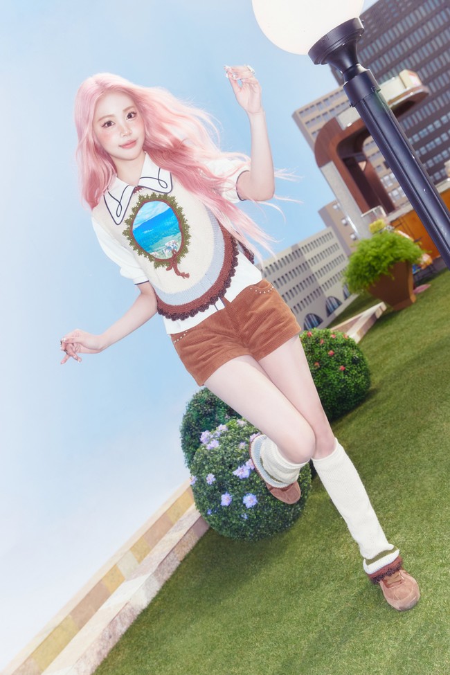 Ini bukan pertama kalinya visual Carmen menuai pujian netizen Korea. Sebelum debut, banyak yang kagum melihat fitur wajahnya karena punya mata besar, hidung mancung, hingga dagu berbentuk V. Ia dianggap lolos standar kecantikan Korea Selatan. Foto: dok. SM Entertainment