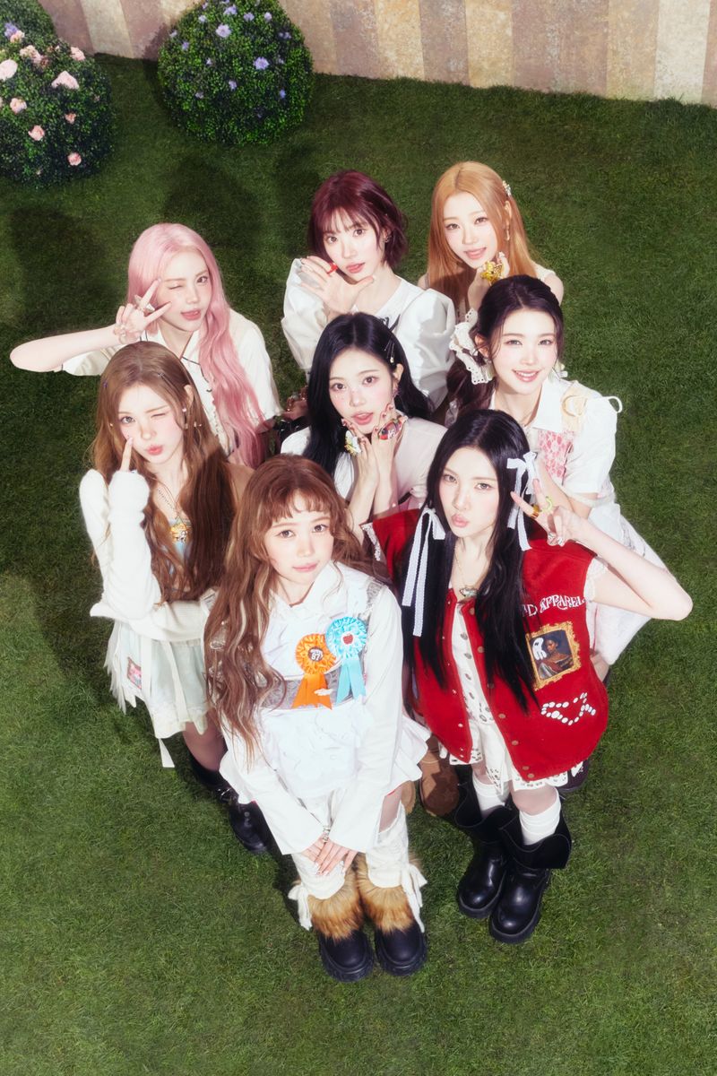 Carmen Hearts2Hearts Carmen Hearts2Hearts tampil dengan rambut warna pink untuk comeback.