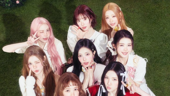 Carmen Hearts2Hearts tampil dengan rambut warna pink untuk comeback.