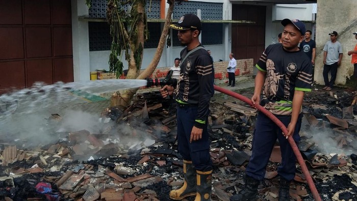 Damkar memadamkan api yang membakar habis rumah warga Kacangan, Andong, Boyolali, Rabu (18/2/2026) pagi.