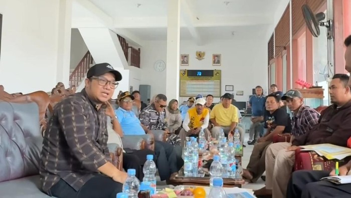 Daniel Mutaqien bersama BBWS saat beraudiensi dengan warga Eretan Wetan.