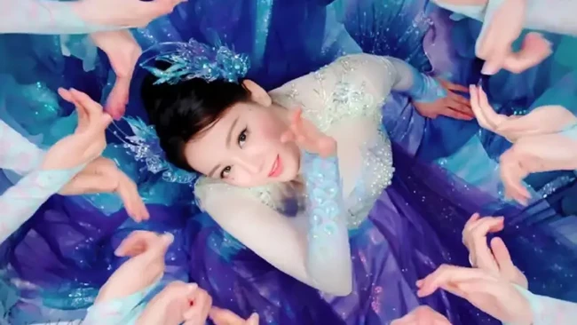 Saat tampil live di acara CCTV New Years Gala 2026, Dilraba memakai kostum dan riasan yang sama ketika pemotretan. Penampilannya memukau penonton acara televisi yang paling banyak ditonton saat Tahun Baru Imlek itu. Foto: Dok. Facebook Dear Alice Forever, X DilrabaD_fans