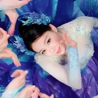 Saat tampil live di acara CCTV New Years Gala 2026, Dilraba memakai kostum dan riasan yang sama ketika pemotretan. Penampilannya memukau penonton acara televisi yang paling banyak ditonton saat Tahun Baru Imlek itu. Foto: Dok. Facebook Dear Alice Forever, X DilrabaD_fans