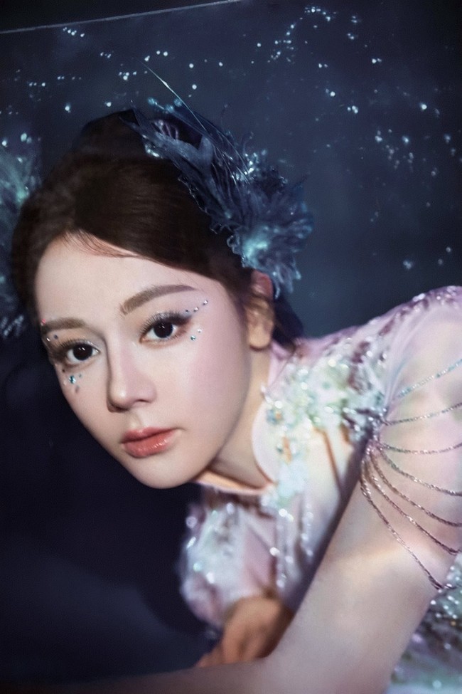 Dilraba Dilmurat semakin memesona dengan riasan nuansa pink lilac saat tampil bak putri duyung. Detail rhinestone kecil di bawah mata dan dot liner dekoratif semakin menambah kesan Dilraba sebagai mahluk laut. Foto: Dok. Facebook Dear Alice Forever, X DilrabaD_fans