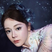 Dilraba Dilmurat semakin memesona dengan riasan nuansa pink lilac saat tampil bak putri duyung. Detail rhinestone kecil di bawah mata dan dot liner dekoratif semakin menambah kesan Dilraba sebagai mahluk laut. Foto: Dok. Facebook Dear Alice Forever, X DilrabaD_fans