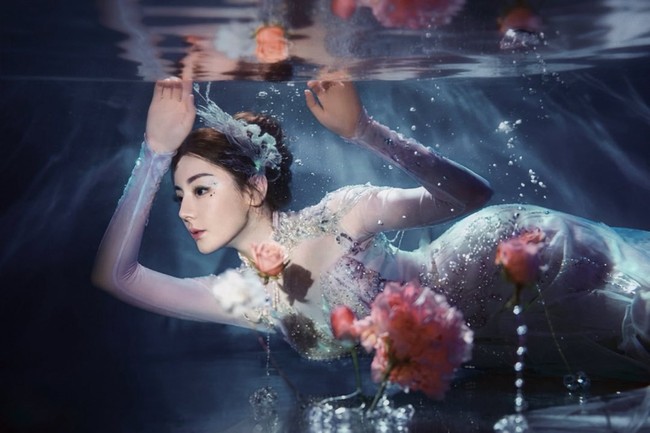 Dilraba Dilmurat tampil bak putri duyung dalam pemotretan untuk promosi acara Gala Festival Musim Semi China Media Group 2026. Event CCTV New Years Gala digelar setiap Tahun Baru China oleh China Media Group sejak 1983. Foto: Dok. Facebook Dear Alice Forever, X DilrabaD_fans