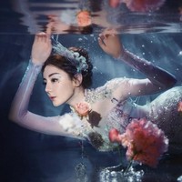 Dilraba Dilmurat tampil bak putri duyung dalam pemotretan untuk promosi acara Gala Festival Musim Semi China Media Group 2026. Event CCTV New Years Gala digelar setiap Tahun Baru China oleh China Media Group sejak 1983. Foto: Dok. Facebook Dear Alice Forever, X DilrabaD_fans