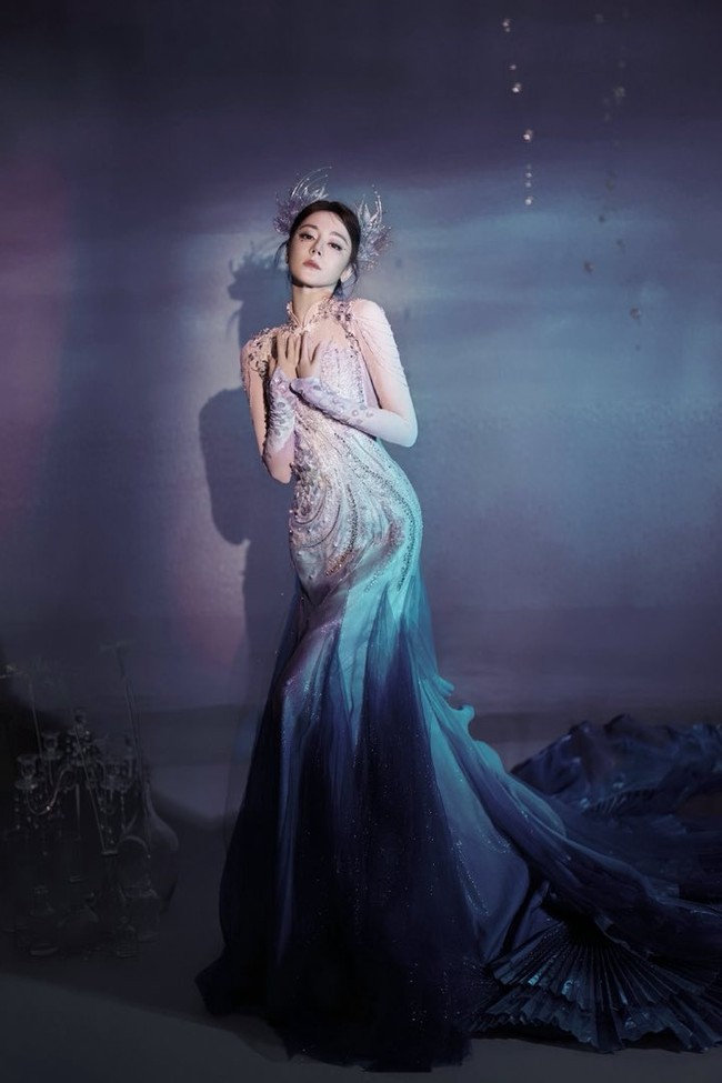 Dilraba tampil menari membawakan tarian bertema bawah laut. Dia dikisahkan memerankan sosok penjaga ekologi Sungai Yangtze. Foto: Dok. Facebook Dear Alice Forever, X DilrabaD_fans