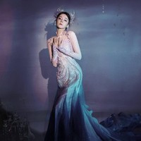 Dilraba tampil menari membawakan tarian bertema bawah laut. Dia dikisahkan memerankan sosok penjaga ekologi Sungai Yangtze. Foto: Dok. Facebook Dear Alice Forever, X DilrabaD_fans