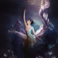 Dilraba Dilmurat banjir pujian usai tampil menari di acara Tahun Baru Imlek 2026. Penampilannya menari ini juga menduduki pencarian teratas di Weibo, media sosial China.  Foto: Dok. Facebook Dear Alice Forever, X DilrabaD_fans