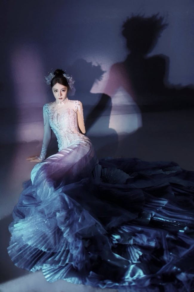 Aktris kelahiran 3 Juni 1992 itu tampil dengan panjang yang pada bagian ekornya dibentuk bak sirip. Foto: Dok. Facebook Dear Alice Forever, X DilrabaD_fans