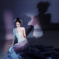 Aktris kelahiran 3 Juni 1992 itu tampil dengan panjang yang pada bagian ekornya dibentuk bak sirip. Foto: Dok. Facebook Dear Alice Forever, X DilrabaD_fans