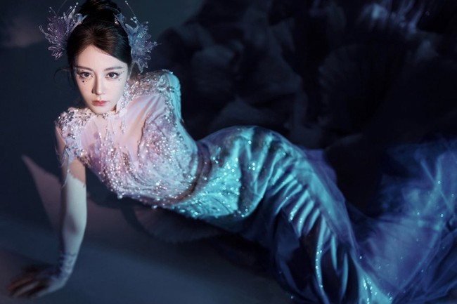 Dilraba memesona dengan gaun yang dihiasi kristal dan bebatuan yang bentuknya menyerupai tetesan air dan pada bagian bahu diberi struktur kristal bercabang mirip karang. Foto: Dok. Facebook Dear Alice Forever, X DilrabaD_fans