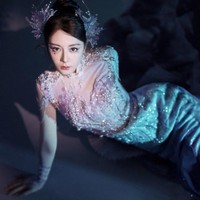 Dilraba memesona dengan gaun yang dihiasi kristal dan bebatuan yang bentuknya menyerupai tetesan air dan pada bagian bahu diberi struktur kristal bercabang mirip karang. Foto: Dok. Facebook Dear Alice Forever, X DilrabaD_fans