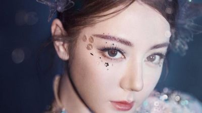 Dilraba Dilmurat Tampil Jadi Putri Duyung di Imlek 2026, Visualnya Bak Dewi