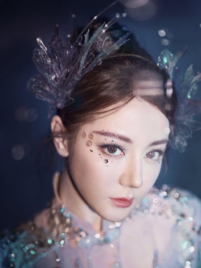 Dilraba Dilmurat Tampil Jadi Putri Duyung di Imlek 2026, Visualnya Bak Dewi