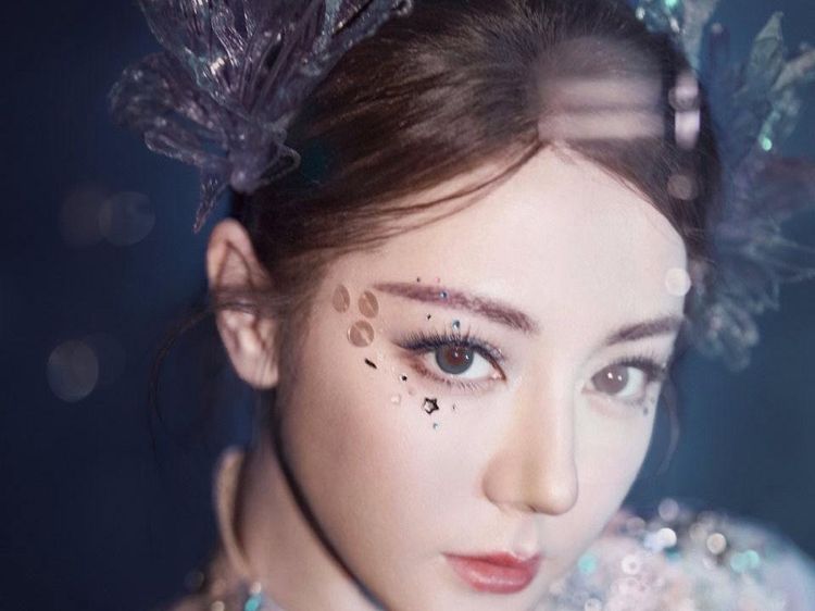 Dilraba Dilmurat Tampil Jadi Putri Duyung di Imlek 2026, Visualnya Bak Dewi