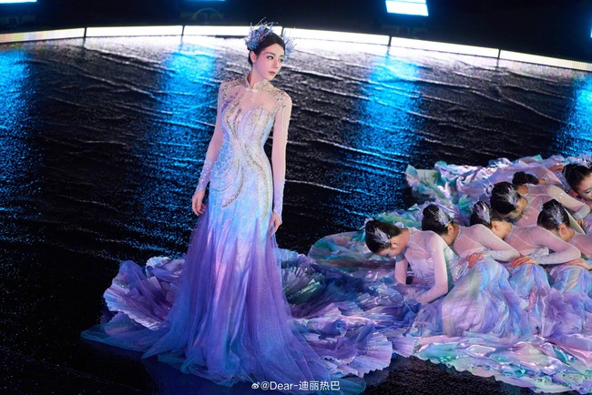 Bintang drama China The Long Ballad itu menari ditemani ratusan penari bergaun biru di panggung yang didekor menyerupai aliran Sungai Yangtze. Foto: Dok. Facebook Dear Alice Forever, X DilrabaD_fans