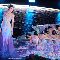 Bintang drama China The Long Ballad itu menari ditemani ratusan penari bergaun biru di panggung yang didekor menyerupai aliran Sungai Yangtze. Foto: Dok. Facebook Dear Alice Forever, X DilrabaD_fans
