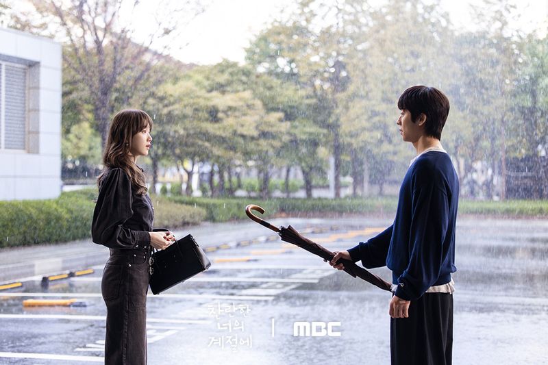 Drama Korea In Your Radiant Season Adegan Lee Sung Kyung dan Chae Jong Hyeop dalam drama Korea In Your Radiant Season.